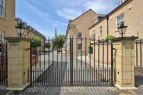 River Place, St Ives, gates.JPG