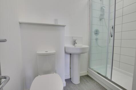 Flat 1, 40 East Street, St Ives, shower