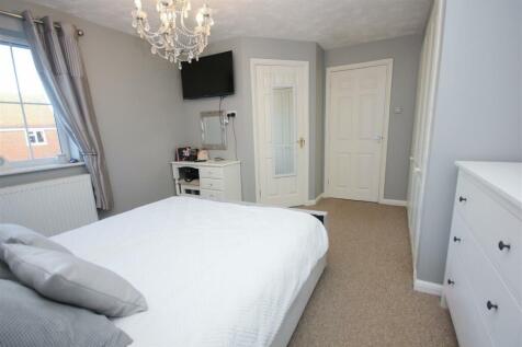 Master Bedroom..jpg