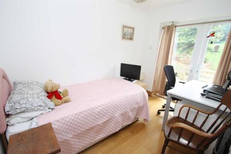 128 High Street South bed 2.jpg