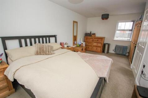 Master Bedroom..jpg