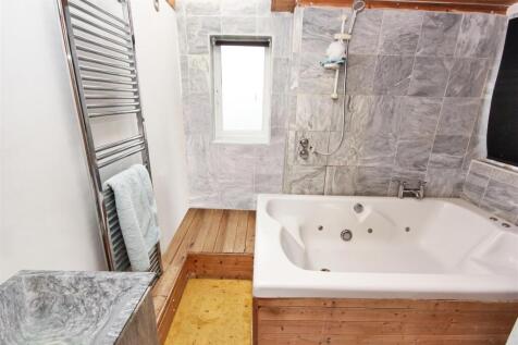 Bathroom..JPG