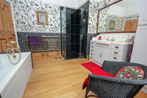 Bathroom..jpg