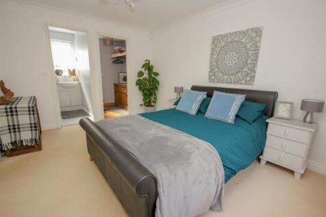 Master Bedroom..jpg