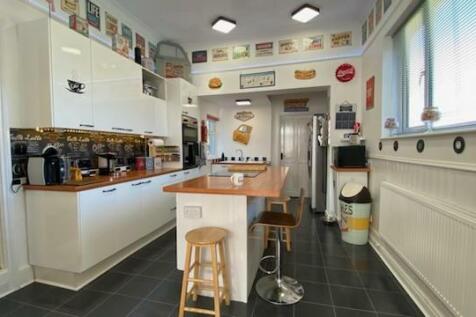 KITCHEN 2.JPEG