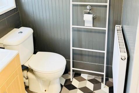 Flat 1 Bathroom.jpg