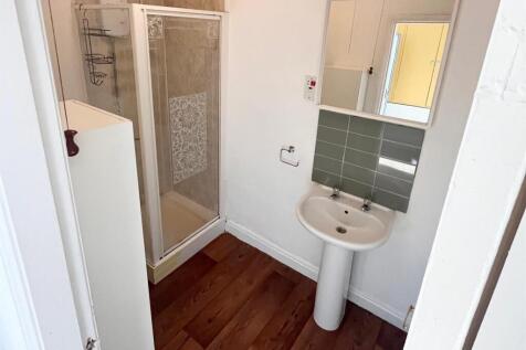 Flat 3 Bathroom 2.jpg