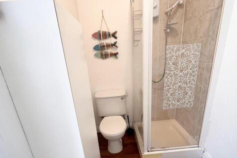 Flat 3 Bathroom.jpg