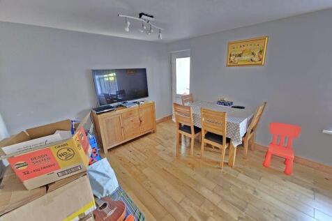 Lounge/Dining Area