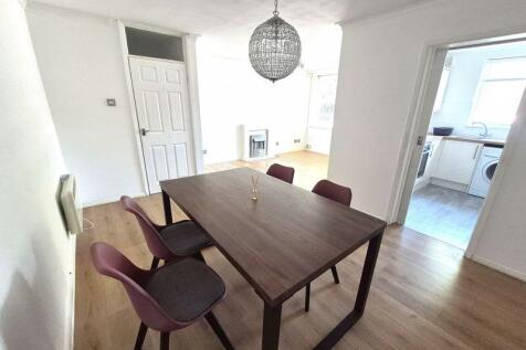 Dining Area to Lounge