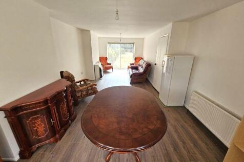 Lounge/Dining Area