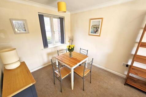 Lounge/Dining Area