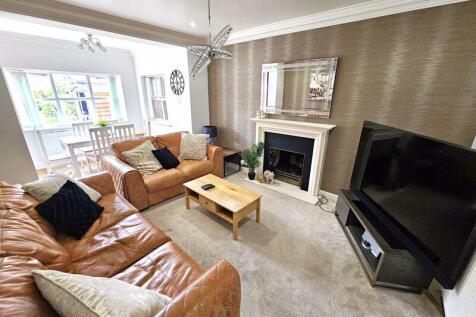 Lounge/Dining Area