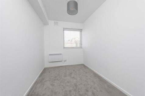 6 Roseland Hse Bed 1.jpg
