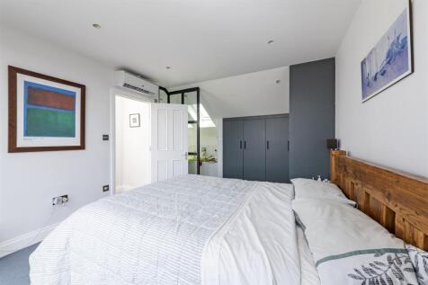4 Roskell Rd Bed 5.jpg