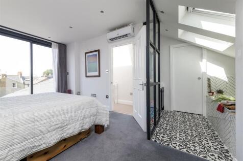 4 Roskell Rd Bed 4.jpg
