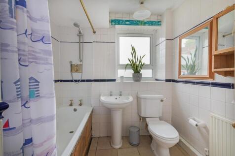 17 Fairlawns Bath.jpg
