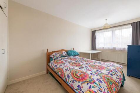 17 Fairlawns Bed 1.jpg
