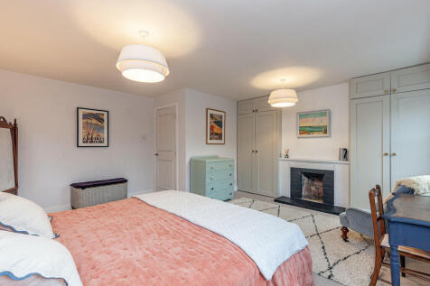 Bedroom 1- Angle ...