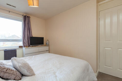 Bedroom 1- Angle ...