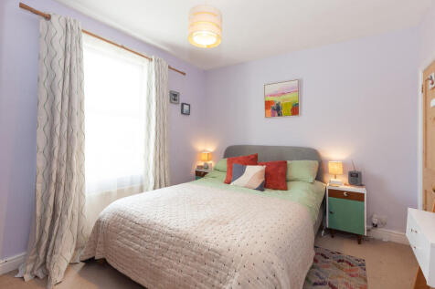 Bedroom 1- Angle ...