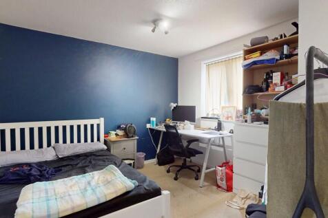 Bedroom 1- Angle ...