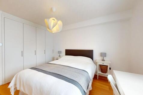 Bedroom 1 - Angle...