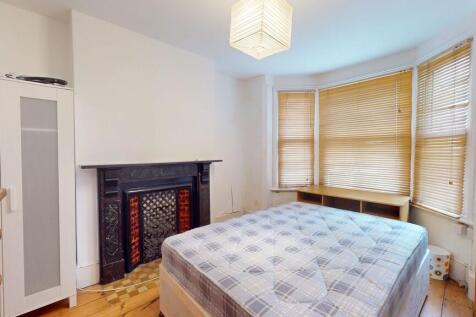 Bedroom 1- Angle ...