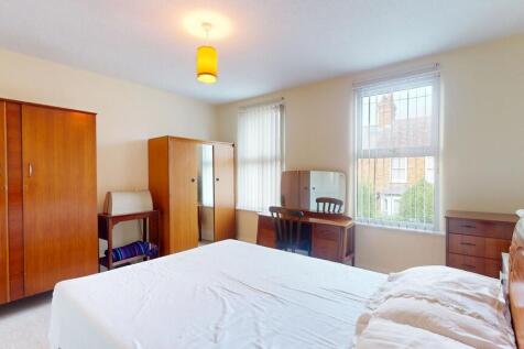 Bedroom 1 - Angle...