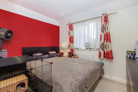 Bedroom 1 - Angle...