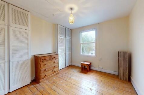 Bedroom 1- Angle ...