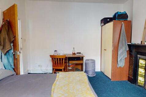 Bedroom 1 - Angle...
