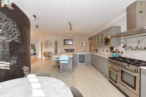 Kitchen/ Breakfast Area