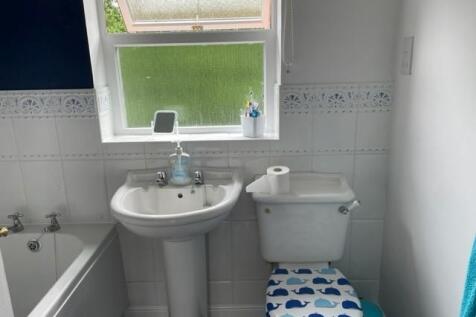 Bathroom 1.jpg