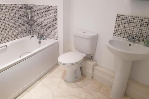 21 Holly Bathroom.jpg