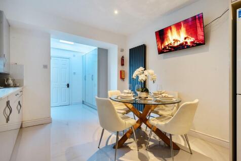 Kitchen/Dining Area