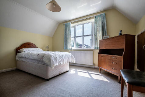 32 Underhill Cres...