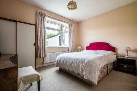 32 Underhill Cres...