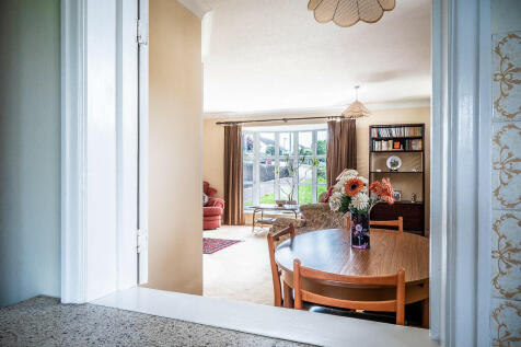 32 Underhill Cres...