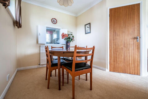 32 Underhill Cres...