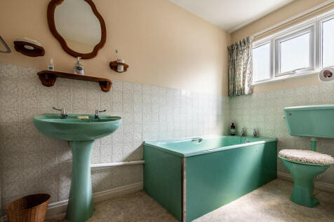 32 Underhill Cres...