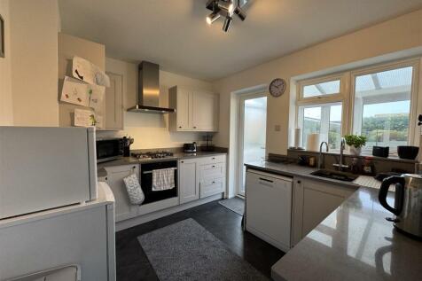 RECENTLY FITTED KITCHEN