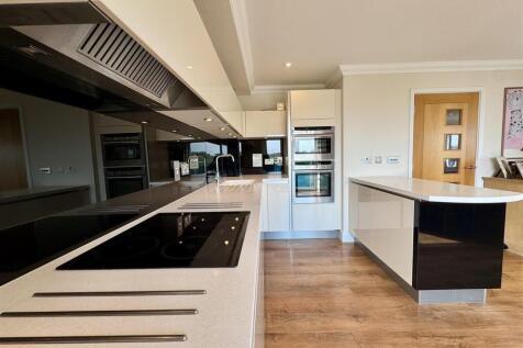 FITTED KITCHEN