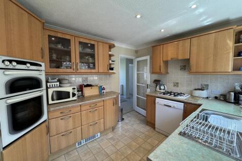 FITTED KITCHEN