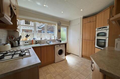 FITTED KITCHEN