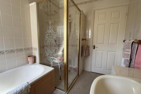 GROUND FLOOR BATHROOM