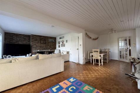 LOUNGE DINING ROOM