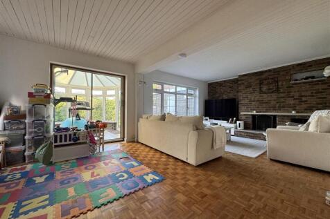 LOUNGE DINING ROOM