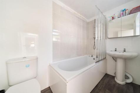 Flat 1 Bathroom
