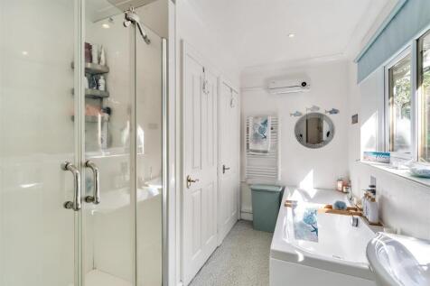 En-suite to Master bedroom